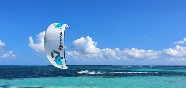 Session de kitesurf en mer avec une aile Rock Your Ads
