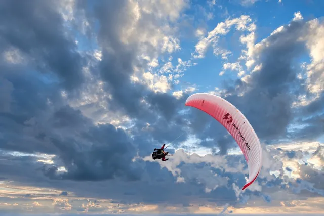 Vol en parapente sous une voile Rock Your Ads